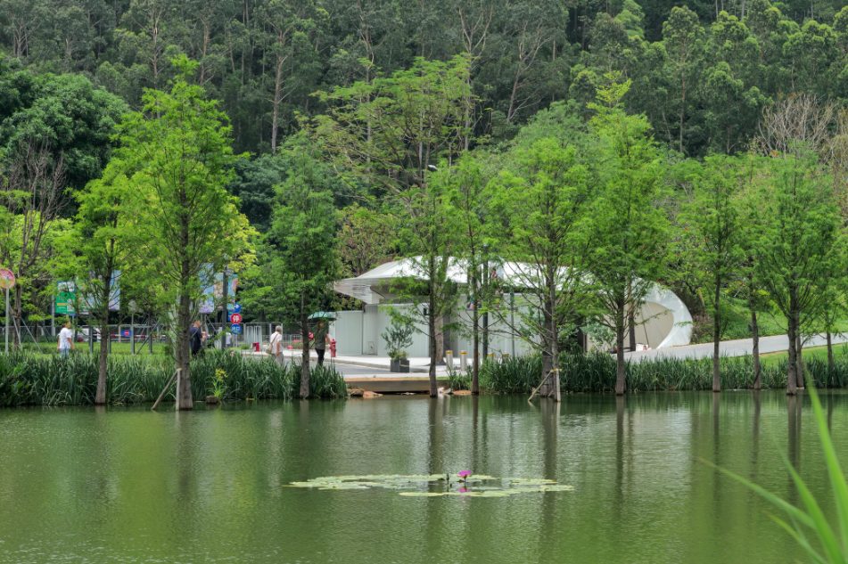 隐于草坡的低碳奇迹:大运天地藏风亭公厕如何重构城市空间魅力