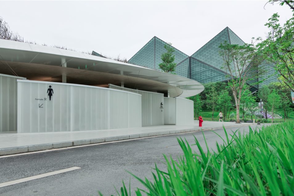 隐于草坡的低碳奇迹:大运天地藏风亭公厕如何重构城市空间魅力