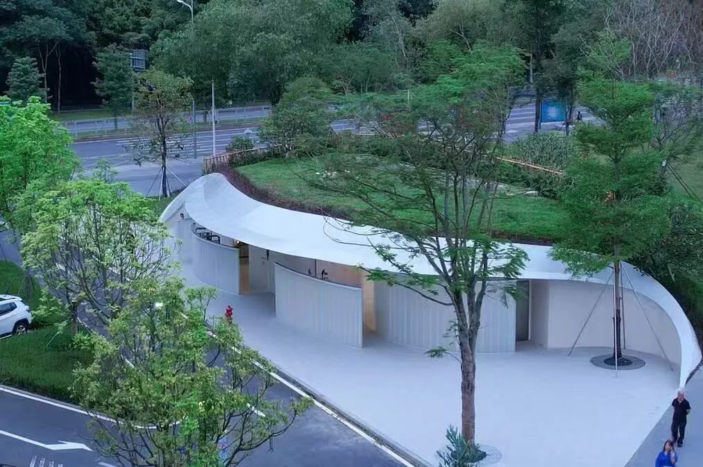 隐于草坡的低碳奇迹:大运天地藏风亭公厕如何重构城市空间魅力