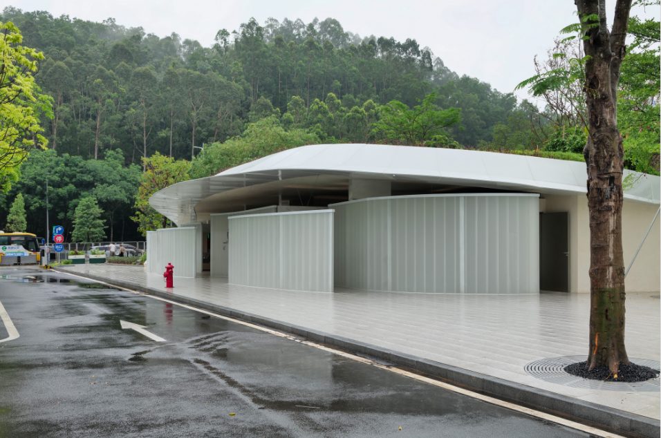 隐于草坡的低碳奇迹:大运天地藏风亭公厕如何重构城市空间魅力