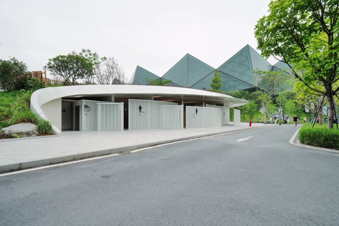 隐于草坡的低碳奇迹:大运天地藏风亭公厕如何重构城市空间魅力