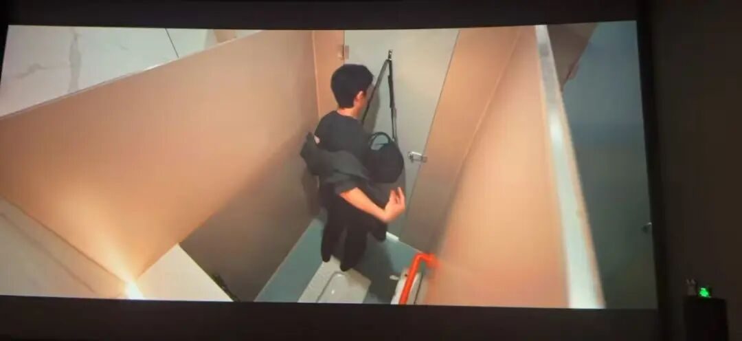 火出圈!龙岗大运太空舱厕所,亮相张艺谋《惊蛰无声》